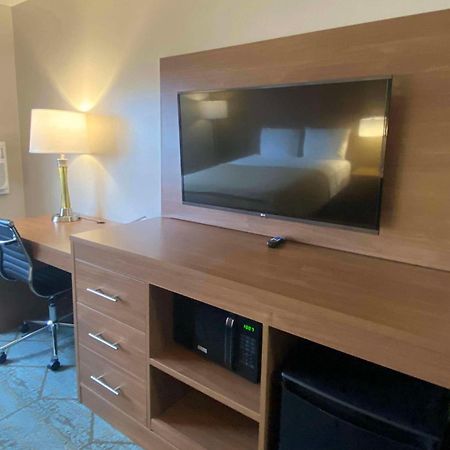 Baymont By Wyndham Oshkosh Airport Ξενοδοχείο Εξωτερικό φωτογραφία