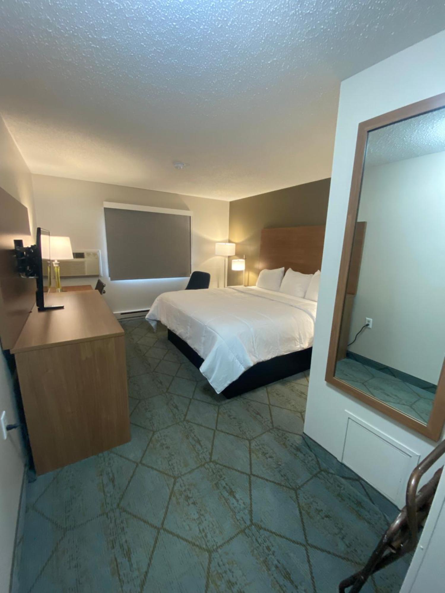 Baymont By Wyndham Oshkosh Airport Ξενοδοχείο Εξωτερικό φωτογραφία