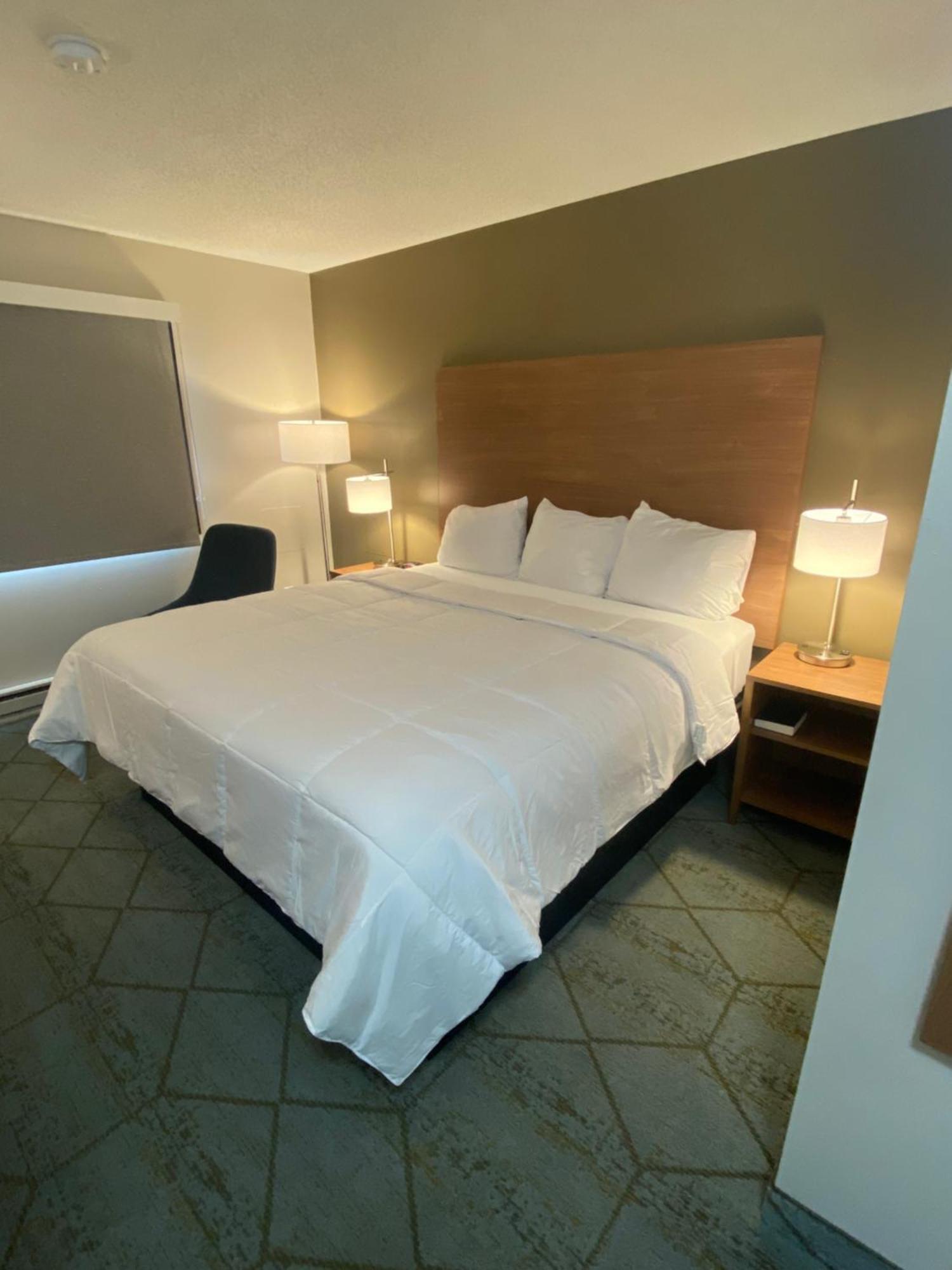 Baymont By Wyndham Oshkosh Airport Ξενοδοχείο Εξωτερικό φωτογραφία